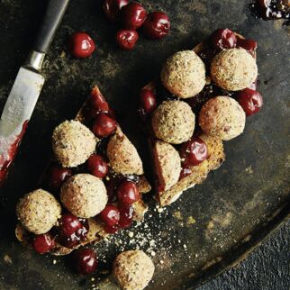 Leberwurstpralinen mit Sauerkirschen Leberwurstpralinen mit Sauerkirschen