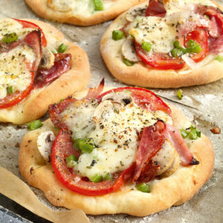Mini-Pizzen mit Salami und Schinken