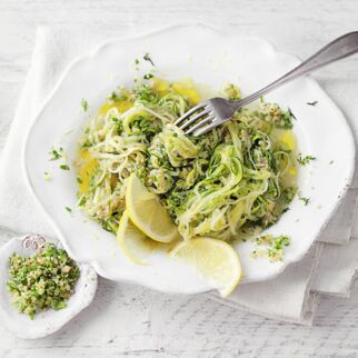 Zucchinispaghetti al limone Zucchinispaghetti al limone