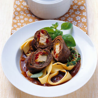 Rinderrouladen mit Paprika und Schafkäse Rinderrouladen mit Paprika und Schafkäse