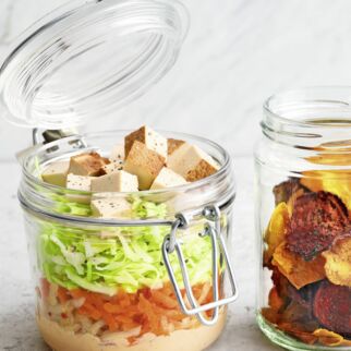 Coleslaw mit Gemüsechips Coleslaw mit Gemüsechips