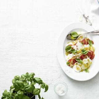 Caprese mit Ei und Parmesan