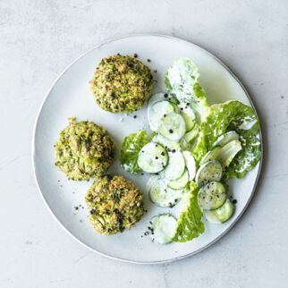 Brokkoli-Bratlinge mit Salat Brokkoli-Bratlinge mit Salat