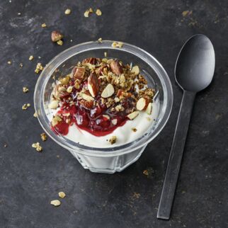 Skyr mit Beeren und Granola Skyr mit Beeren und Granola