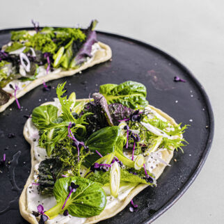 Flammkuchen-mit-Wildkraeutern Flammkuchen-mit-Wildkraeutern