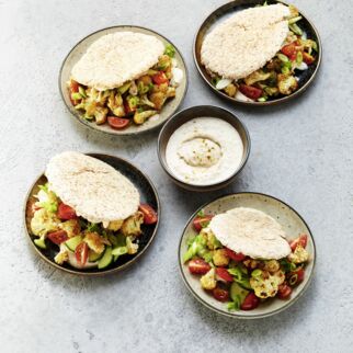 Gerösteter Blumenkohl mit Weiße-Bohnen-Hummus im Pitabrot