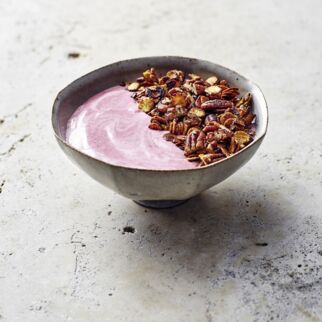 Erdbeerquark mit Knusper-Topping Erdbeerquark mit Knusper-Topping