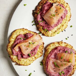 Lachsschnitte mit pinkem Hummus Lachsschnitte mit pinkem Hummus