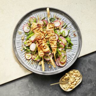 Asiatischer Zuckerschotensalat mit Hähnchen-Saté Asiatischer Zuckerschotensalat mit Hähnchen-Saté