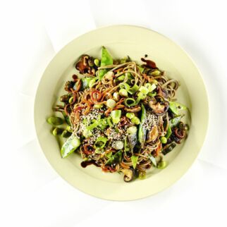Sesam-Soba-Nudeln 
mit buntem Wokgemüse