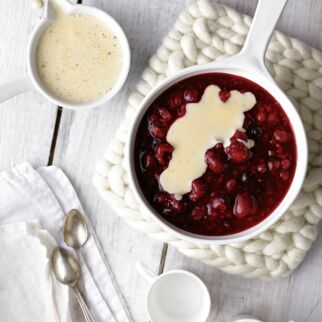 Rote Grütze mit
Cashew-Vanille-Sauce Rote Grütze mit
Cashew-Vanille-Sauce