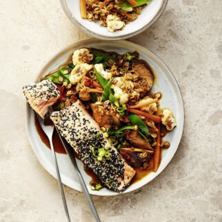 Sesam-Lachs auf Gemüse-Haferflocken-Wok Sesam-Lachs auf Gemüse-Haferflocken-Wok
