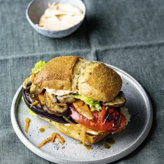 Gemüseburger mit Aubergine und Paprika Gemüseburger mit Aubergine und Paprika