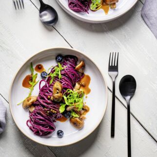 Heidelbeer-Pasta mit Pfannen-Egerlingen und Pfefferrahm Heidelbeer-Pasta mit Pfannen-Egerlingen und Pfefferrahm