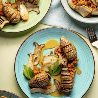 Kräuterseitlinge mit Cognacrahm, Möhren-Liebstöckel-Gemüse und Fächer-Kartoffeln Kräuterseitlinge mit Cognacrahm, Möhren-Liebstöckel-Gemüse und Fächer-Kartoffeln