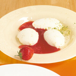 Limettenmousse mit Erdbeersauce Limettenmousse mit Erdbeersauce