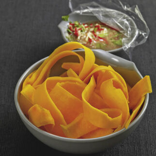 Roh marinierter Kürbissalat Roh marinierter Kürbissalat