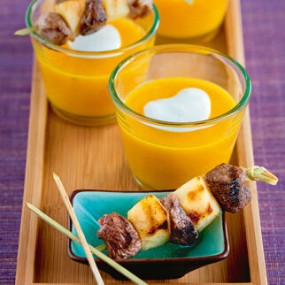 Kürbiscremesuppe mit Entenspießchen Kürbiscremesuppe mit Entenspießchen