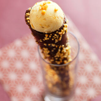 Haselnuss-Krokant-Eis mit Zimt Haselnuss-Krokant-Eis mit Zimt