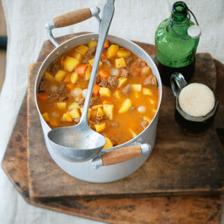Gulaschsuppe mit Bier und Zwiebeln Gulaschsuppe mit Bier und Zwiebeln