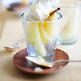 Weißwein-Ingwer-Birnen mit Gewürzsahne Weißwein-Ingwer-Birnen mit Gewürzsahne