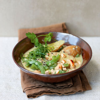 Curry mit jungen Kartoffeln, Cashewnüssen und Frühlingszwiebeln Curry mit jungen Kartoffeln, Cashewnüssen und Frühlingszwiebeln