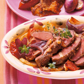 Lammbraten auf Gemüsebett Lammbraten auf Gemüsebett
