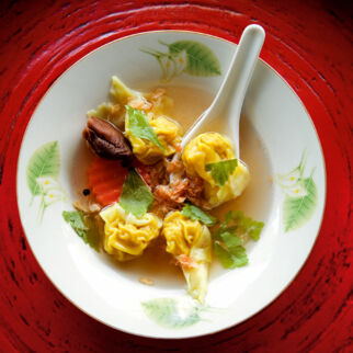 Suppe mit gefüllten Teigtaschen (Soup Giauw) Suppe mit gefüllten Teigtaschen (Soup Giauw)