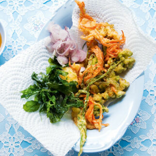 Salat aus frittierten Blättern und Blüten (Yam Pak Grob)
