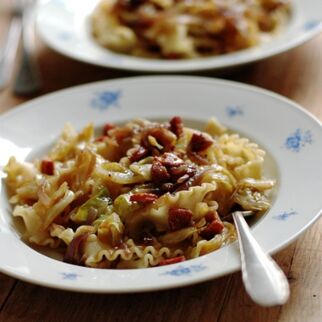 Herbstliche Pasta mit Spitzkohl und Chorizo  