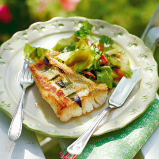 Gespicktes Zanderfilet mit geschmortem Salat Gespicktes Zanderfilet mit geschmortem Salat