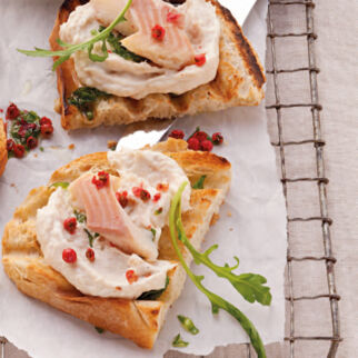 Rucola-Bruschetta mit Forellencreme Rucola-Bruschetta mit Forellencreme