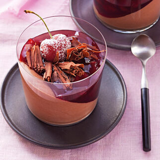 Schokomousse mit Kirschen und Kardamom Schokomousse mit Kirschen und Kardamom