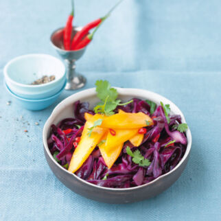 Rotkohl-Chili-Salat mit Mango Rotkohl-Chili-Salat mit Mango