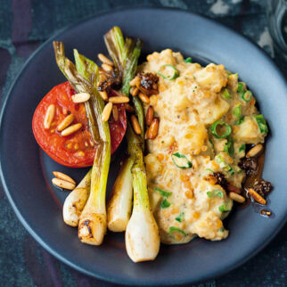 Sahnelinsen mit Frühlingszwiebeln Sahnelinsen mit Frühlingszwiebeln