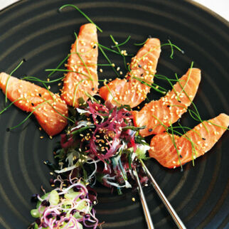 Sashimi von Lachs mit Algensalat