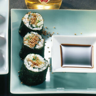 Hosomaki-Sushi mit Lachs und Avocado