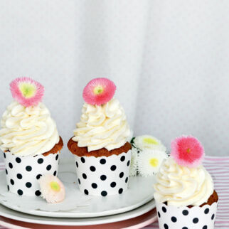 Buttermilch-Cupcakes mit Lemon Curd Buttermilch-Cupcakes mit Lemon Curd