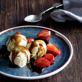 Mascarpone-Eis mit Erdbeeren und Balsamico-Sirup Mascarpone-Eis mit Erdbeeren und Balsamico-Sirup