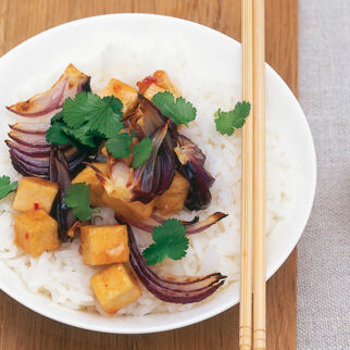 Knuspriger Tofu mit Zwiebeln und süßer Chilisauce