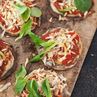 Teff-Minipizzen mit Petersilienwurzel und Postelein