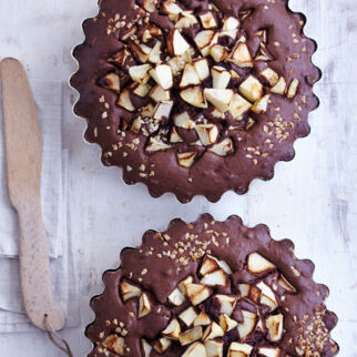 Nuss-Nougat-Kuchen mit Kakao und Äpfeln Nuss-Nougat-Kuchen mit Kakao und Äpfeln