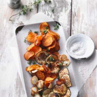 Gemüsechips aus dem Ofen mit Thymian und Knoblauch Gemüsechips aus dem Ofen mit Thymian und Knoblauch