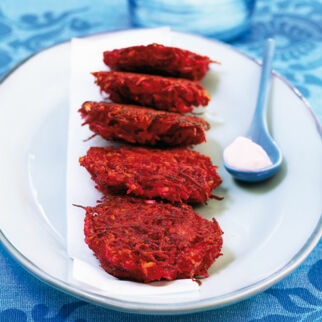 Rote-Bete-Kokos-Bratlinge mit Meerrettichsahne Rote-Bete-Kokos-Bratlinge mit Meerrettichsahne