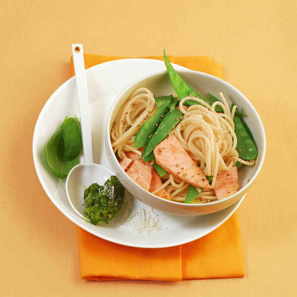 Sepia-Spaghetti-Salat mit Lachs Rezept | Küchengötter Sepia-Spaghetti-Salat mit Lachs Rezept | Küchengötter