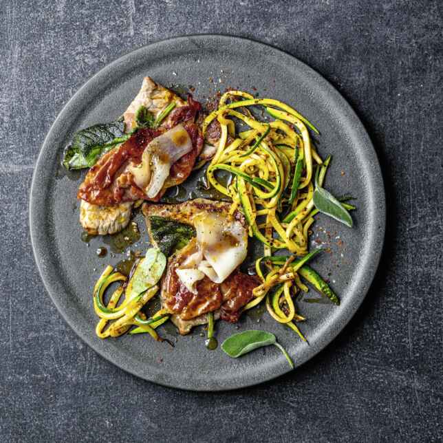 Hähnchen-Saltimbocca mit Zucchini Rezept | Küchengötter Hähnchen-Saltimbocca mit Zucchini Rezept | Küchengötter