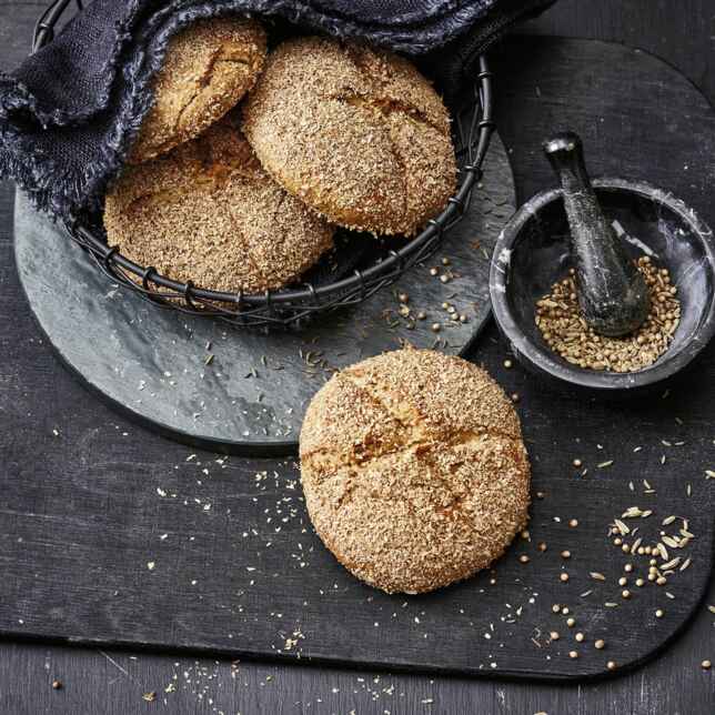 Schnelle Brötchen mit Polenta-Kruste Rezept | Küchengötter