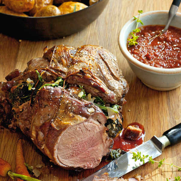 Lammkeule mit Pilz-Kräuter-Füllung Rezept | Küchengötter Lammkeule mit Pilz-Kräuter-Füllung Rezept | Küchengötter