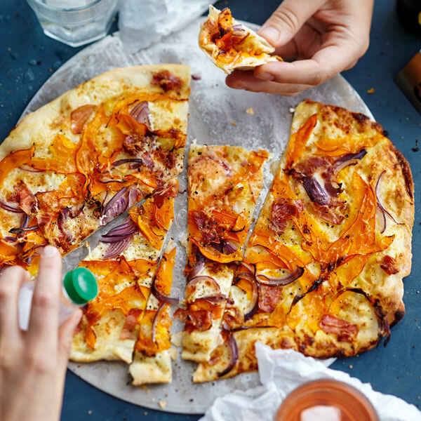 Kürbisflammkuchen mit Camembert Rezept | Küchengötter Kürbisflammkuchen mit Camembert Rezept | Küchengötter