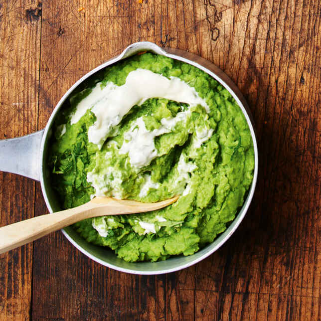 Mildes Erbsenpüree mit Minze und Pinienkernen Rezept | Küchengötter